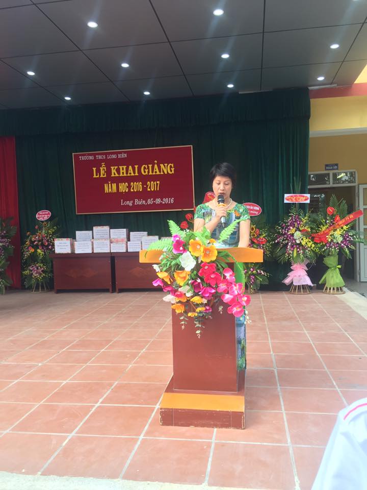 Cô PHT Hoàng Thị Tuyết đọc thư Chủ tịch nước.jpg